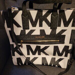 Authentic leather Michael Kors tote bag, like new.